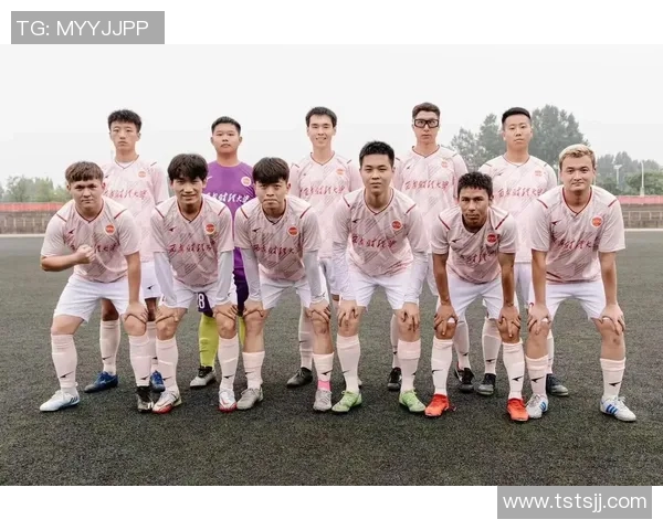 与足球明星同框抖音合拍挑战尽显球场魅力与青春活力