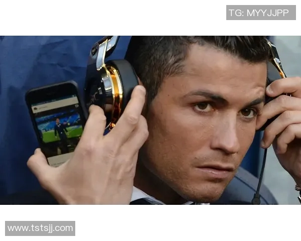 足球明星上场前佩戴耳机的秘密揭晓助力比赛表现提升的背后故事